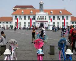 In addition to the museums, the square also has its own attractions like human statues. The visitors are often seen enjoying local music and riding bi